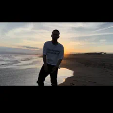 Tomを聴いたり、ミュージックビデオを鑑賞したり、経歴やツアー日程などを確認したりしましょう！