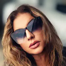 Nyasiaを聴いたり、ミュージックビデオを鑑賞したり、経歴やツアー日程などを確認したりしましょう！