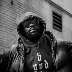 Dengarkan DOLO., tonton video musik, baca bio, lihat tanggal tur & lainnya!