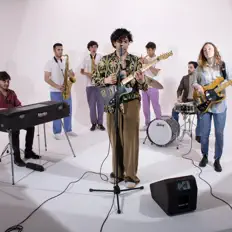 Poslechněte si interpreta Alèri, sledujte hudební videa, přečtěte si životopis, podívejte se na data turné a další informace.