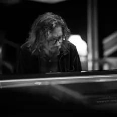 Ouve Mathias Algotsson, vê vídeos de música, lê a biografia, vê as datas da digressão e muito mais!