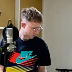 HEW을(를) 듣고, 뮤직 비디오를 보고, 약력을 읽고, 투어 일정 등을 확인하세요!