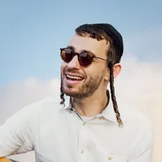 聆聽 Moishy Schwartz、觀看音樂影片、閱讀小傳、查看巡演日期等！