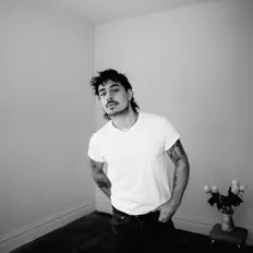 Hör dir ARAHI an, schau dir Musikvideos an, lies die Biografie, finde Tourdaten und mehr!