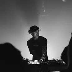 收听 Max Motion、观看音乐视频、阅读小传、查看巡演日期等 ！