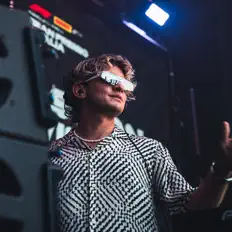 Simon Vincent dinle, müzik videolarını izle, biyografisini oku, tur tarihlerini ve daha fazlasını gör!