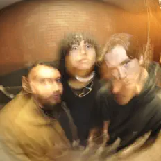 F R A C T U R Eを聴いたり、ミュージックビデオを鑑賞したり、経歴やツアー日程などを確認したりしましょう！