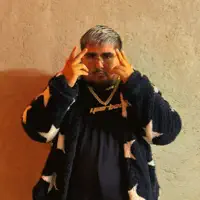 收听 undefined、观看音乐视频、阅读小传、查看巡演日期等 ！