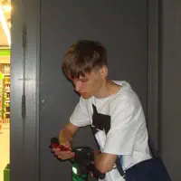 聆聽 undefined、觀看音樂影片、閱讀小傳、查看巡演日期等！