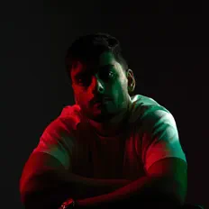 Hör dir RCKY an, schau dir Musikvideos an, lies die Biografie, finde Tourdaten und mehr!