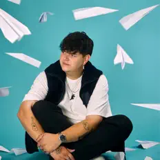 Escucha a ISAAK, mira videos musicales, lee su biografía, consulta las fechas de las gira y más.