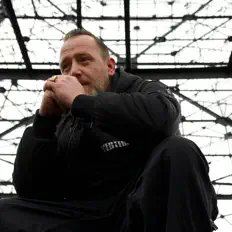 聆聽 Laube、觀看音樂影片、閱讀小傳、查看巡演日期等！