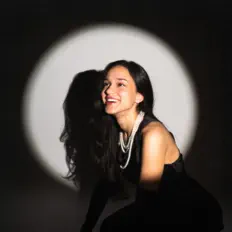 Ouça Nicole Emelie, assista a videoclipes, leia a biografia, veja as datas das turnês e mais!
