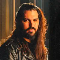 undefined dinle, müzik videolarını izle, biyografisini oku, tur tarihlerini ve daha fazlasını gör!