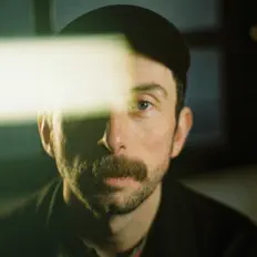 Poslechněte si interpreta Participant, sledujte hudební videa, přečtěte si životopis, podívejte se na data turné a další informace.