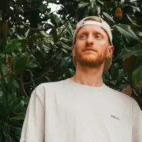 Poslechněte si interpreta undefined, sledujte hudební videa, přečtěte si životopis, podívejte se na data turné a další informace.