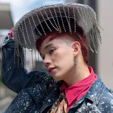 聆聽 Enzo Almario、觀看音樂影片、閱讀小傳、查看巡演日期等！