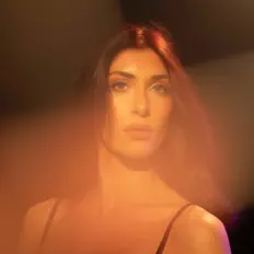 Daphneを聴いたり、ミュージックビデオを鑑賞したり、経歴やツアー日程などを確認したりしましょう！