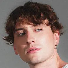 Écoutez Айван, regardez des vidéoclips, lisez la biographie, consultez les dates de tournée et plus encore !