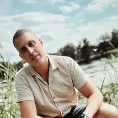 Poslechněte si interpreta Andrew Fields, sledujte hudební videa, přečtěte si životopis, podívejte se na data turné a další informace.
