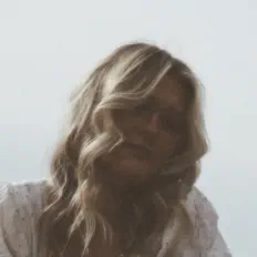 Hör dir Jayci an, schau dir Musikvideos an, lies die Biografie, finde Tourdaten und mehr!