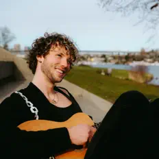 聆聽 Alec Jordan、觀看音樂影片、閱讀小傳、查看巡演日期等！