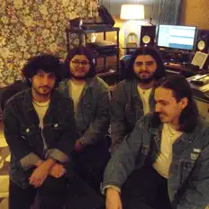 Écoutez Socialites, regardez des vidéoclips, lisez la biographie, consultez les dates de tournée et plus encore !