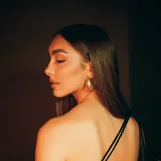 Ouve Tash Hollins, vê vídeos de música, lê a biografia, vê as datas da digressão e muito mais!