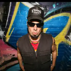 Ouve Hot Pursuit, vê vídeos de música, lê a biografia, vê as datas da digressão e muito mais!