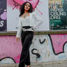 Ouve QUEEN OMARA, vê vídeos de música, lê a biografia, vê as datas da digressão e muito mais!