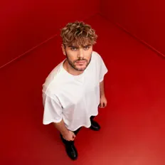 Poslechněte si interpreta DJ Squares, sledujte hudební videa, přečtěte si životopis, podívejte se na data turné a další informace.