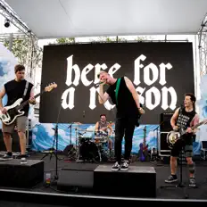 聆聽 Here For A Reason、觀看音樂影片、閱讀小傳、查看巡演日期等！