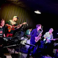 undefinedを聴いたり、ミュージックビデオを鑑賞したり、経歴やツアー日程などを確認したりしましょう！