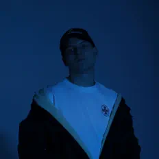 聆聽 DOMBROVSKY、觀看音樂影片、閱讀小傳、查看巡演日期等！