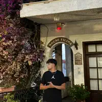 Poslechněte si interpreta undefined, sledujte hudební videa, přečtěte si životopis, podívejte se na data turné a další informace.