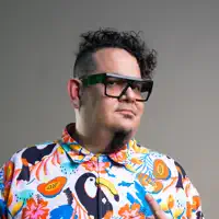 收听 undefined、观看音乐视频、阅读小传、查看巡演日期等 ！