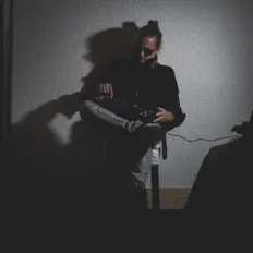 Hör dir ELÜX an, schau dir Musikvideos an, lies die Biografie, finde Tourdaten und mehr!