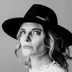 Ouça Suzanna Choffel, assista a videoclipes, leia a biografia, veja as datas das turnês e mais!