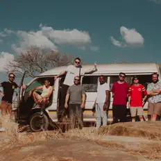 Candeleros सुनें, म्यूज़िक वीडियो देखें, बायो पढ़ें, दौरे की तारीखें और बहुत कुछ देखें!