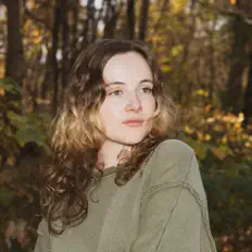 Hör dir Maidin an, schau dir Musikvideos an, lies die Biografie, finde Tourdaten und mehr!