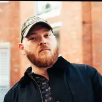 Poslechněte si interpreta undefined, sledujte hudební videa, přečtěte si životopis, podívejte se na data turné a další informace.