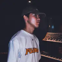 聆聽 undefined、觀看音樂影片、閱讀小傳、查看巡演日期等！