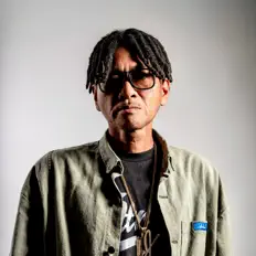 TWO-Jを聴いたり、ミュージックビデオを鑑賞したり、経歴やツアー日程などを確認したりしましょう！