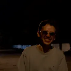 TravyrØnを聴いたり、ミュージックビデオを鑑賞したり、経歴やツアー日程などを確認したりしましょう！