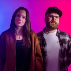 聆聽 Two Julies、觀看音樂影片、閱讀小傳、查看巡演日期等！