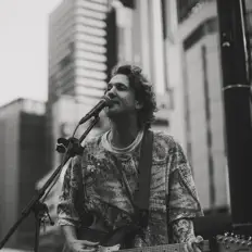 Posłuchaj wykonawcy Moanzy, obejrzyj teledyski, przeczytaj biografię, zobacz daty tras koncertowych i nie tylko!