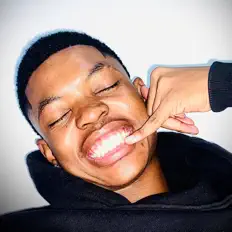 Poslechněte si interpreta Bani.m, sledujte hudební videa, přečtěte si životopis, podívejte se na data turné a další informace.