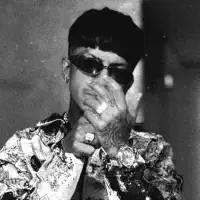 Ouve undefined, vê vídeos de música, lê a biografia, vê as datas da digressão e muito mais!