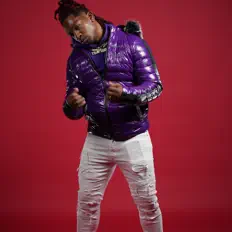 Hör dir Traviee an, schau dir Musikvideos an, lies die Biografie, finde Tourdaten und mehr!