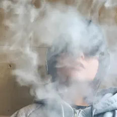 YoonAを聴いたり、ミュージックビデオを鑑賞したり、経歴やツアー日程などを確認したりしましょう！